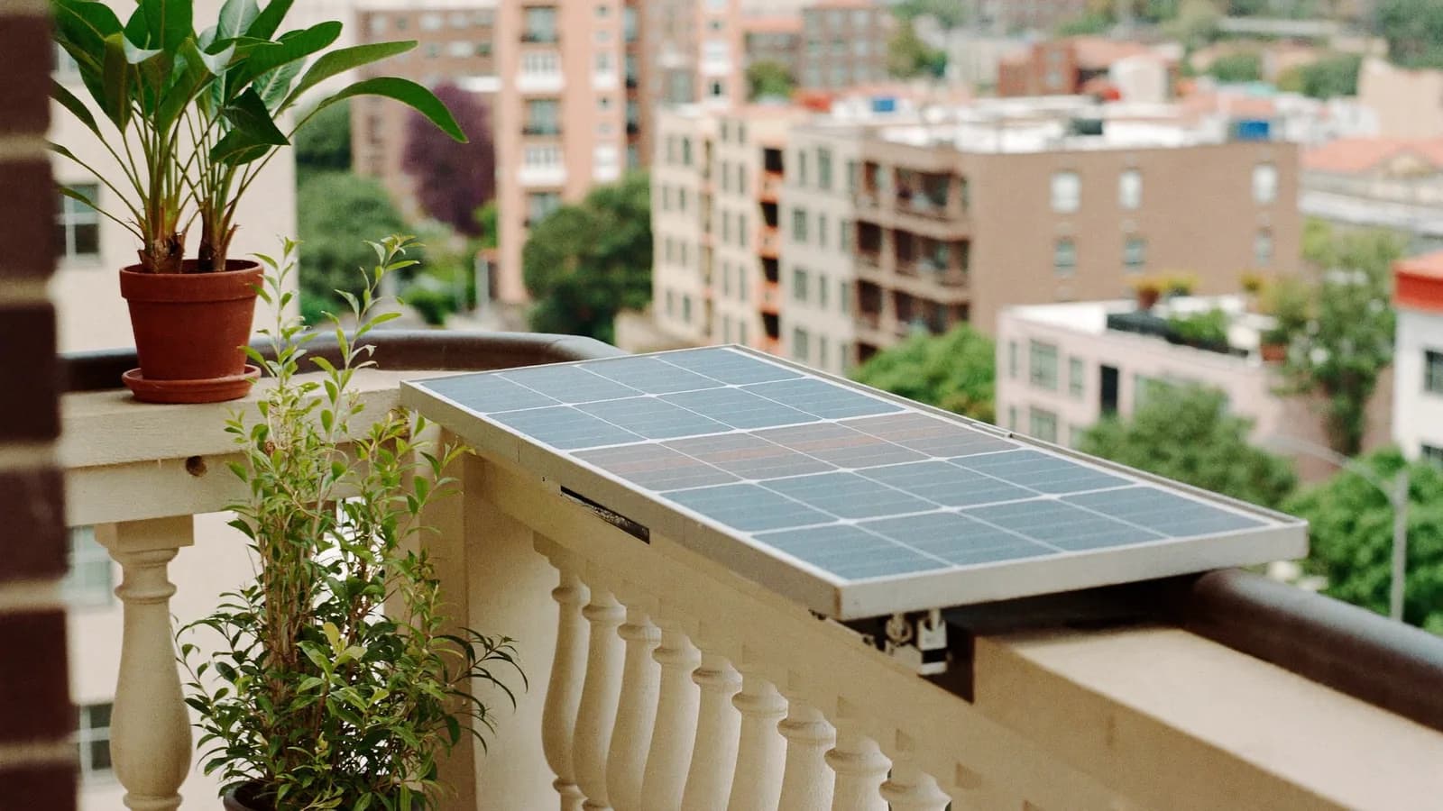 Balcony Solar Australia 2026: Plug-In Solar for Renters and Apartments