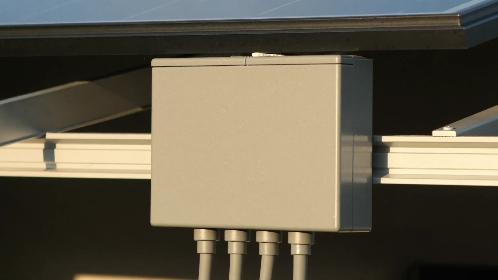 Microinverters vs String Inverters: Which Is Right for Your Roof?